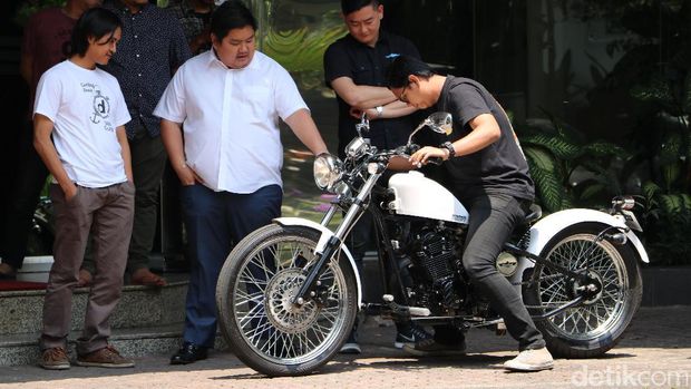 Kennard Rusali (berkemeja putih tengah) menjelaskan motor Cleveland Heist pada detikOto