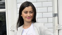 Kencangnya tiupan angin membuat rambut aktris berusia 23 tahun itu menutupi senyuman manisnya. Pool/Noel/detikFoto.