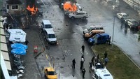 Mobil yang diyakini milik penyerang diledakkan. Pool/Dogan News Agency/Reuters/detikFoto.