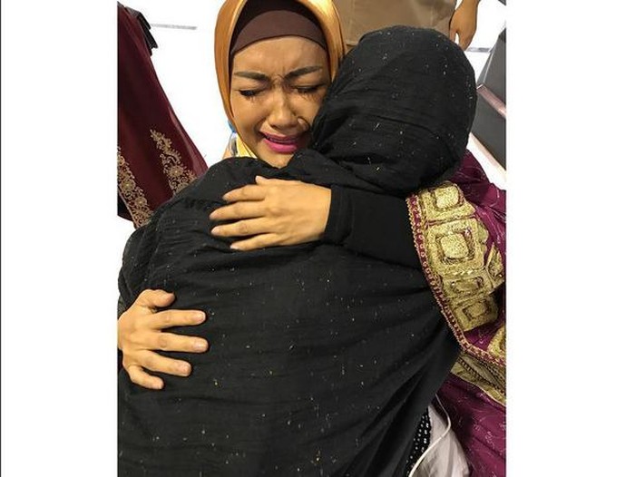 Umrah Bareng, Julia Perez Peluk Ria Irawan Sambil Menangis