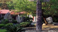 Kemiripan pahatan dengan Suku Dayak ini cukup beralasan, karena Suku Atayal masuk ke dalam rumpun suku Austronesia yang mendiami Taiwan sejak 4.000 tahun sebelum masehi. Rumpun Suku Austronesian ini yang kemudian menyebar, hingga ke Indonesia dan negara kepulauan lainnya (Wahyu/detikTravel)