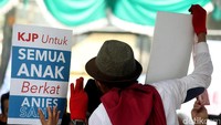 Beberapa relawan terlihat membawa sejumlah poster.