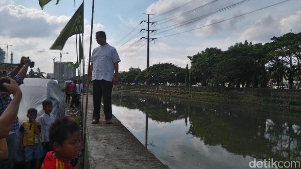 Aksi Anies Tinjau Kali di Cengkareng: Tinggi Sekali Tanahnya