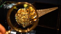 Ukiran kepala Medusa yang terbuat dari emas 18 karat bertahta berlian seharga £14500. Leon Neal/Getty Images/detikFoto.