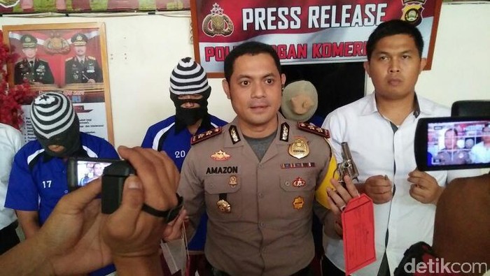 Polres OKI Tangkap 2 Petani Penjual Senpi Rakitan