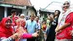 Kampanye di Tanah Abang, Sandiaga Pijat Relawan