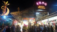 Shilin Night Market adalah sebuah pasar malam yang terletak di Distrik Shilin, Taipei, Taiwan. Pasar malam ini jadi buruan turis maupun warga lokal. Setiap malamnya selalu ramai dipadati pengunjung (Wahyu/detikTravel)