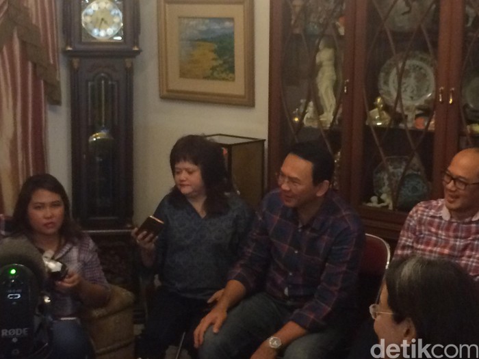 Canda Teman Kuliah: Ahok Anak Manja ke Mana-mana Bawa Payung