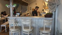 Gerai Nalu Bowls ada di Kemang Timur, Jakarta Selatan. Di kafe mungil ini nuansa tropis khas pantai begitu terasa.