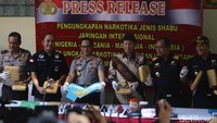 Selain ganja, Kapolri Jenderal Tito Karnavian juga merilis pengungkapan narkotika jenis sabu jaringan internasional. Tampak Kapolri Jenderal Tito Karnavian (tiga dari kiri) dan Kabareskrim Polri Komjen Ari Dono (tiga dari kanan) menunjukkan barang bukti kapsul sabu dan ganja.