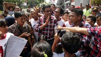 Dalam blusukannya Djarot juga meminta kepada warga agar tidak termakan oleh segala isu yang menimbulkan keresahan dan memanfaatkan program Basuki-Djarot sebagai alat provokatif.