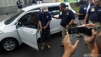 Ius Pane memperagakan adegan saat turun dari mobil.