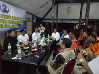 Bupati Irsyad (berbaju hitam) rapat koordinasi dengan SKPD terkait.