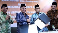 Direktur Utama Wijaya Karya Bintang Perbowo dan Ketua Umum Pengurus Besar Nahdlatul Ulama Said Aqil Siradj usai menandatangani MoU, di Jakarta, Jumat (6/1/2017).