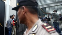 Ramlan Butar-butar dan Erwin masuk ke garasi rumah. Adegan Ramlan dan Erwin itu diperankan pemeran pengganti dari pihak kepolisian.