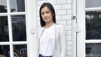 Ia tampil cantik dengan jaket dan kaus putih, jeans dan sneakers putih. Pool/Noel/detikFoto.