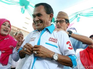 Kampanye di Tanah Abang, Sandiaga Pijat Relawan