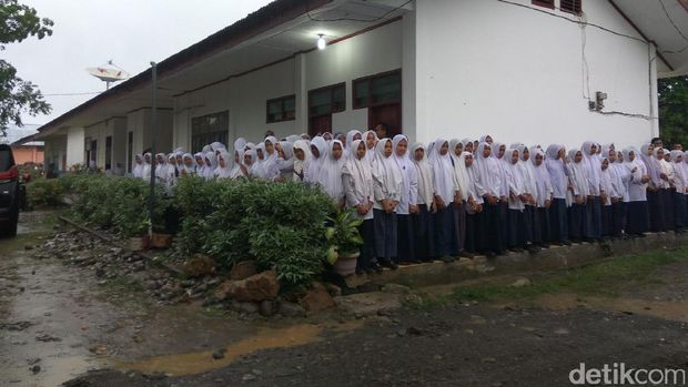 Siswa-siswi menanti kedatangan Sri Mulyani