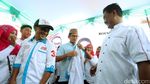 Kampanye di Tanah Abang, Sandiaga Pijat Relawan