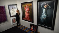 Selain itu, disana juga dijual karya seni seperti lukisan. Leon Neal/Getty Images/detikFoto.