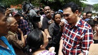 Bahkan, Ahok juga sempat berbincang bersama salah satu warga.