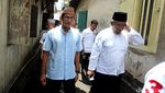 Kampanye di Tanah Abang, Sandiaga Pijat Relawan