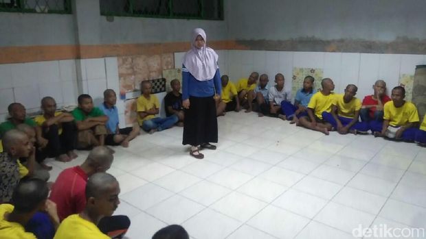 Cerita Evi, Pekerja Bina Sosial yang Pernah Ditinju Ibu-ibu