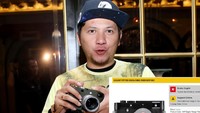 Sedangkan sebelumnya ia membawa kamera Leica M-P yang harga body only-nya Rp. 98.000.000,00. (Dok. detikHOT;Tokocamzone)
