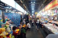 Di pasar malam ini kamu bisa berburu oleh-oleh (Wahyu/detikTravel)