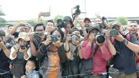 Gading tampak mengabadikan para fotografer yang hadir di acara syuting film untuk Ahok di Kalijodo, Jakarta Barat pada Kamis (05/01/2016). (Dok. Instagram/gadiiing)