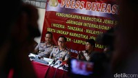 Kapolri Jenderal Tito Karnavian memberikan keterangan terkait pengungkapan narkotika jenis ganja dan sabu.