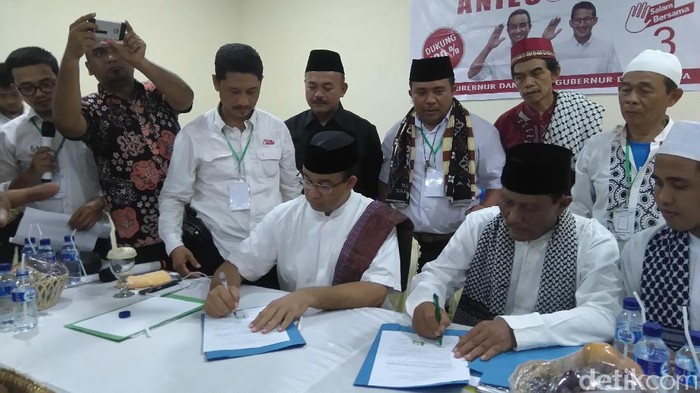 Anies Teken Kontrak Politik Tak Akan Gusur Warga Kemayoran