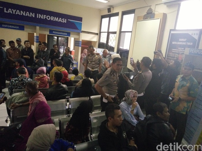 Tarif Baru STNK Berlaku Hari Ini, Warga Antre di Samsat Bandung Timur