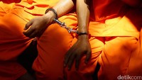 Para pengedar ganja jaringan Aceh-Lampung-Jakarta dihadirkan dengan tangan diborgol.