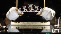 Mahkota dari emas dan platinum dengan harga sekitar £80.000. Leon Neal/Getty Images/detikFoto.