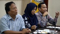 Kordinator Divisi Hukum Penanganan Pelanggaran Badan Pengawas Pemilu (Bawaslu) DKI Jakarta Muhammad Jufri, Kordinator Divisi Sumber Daya Manusia & Organisasi Ahmad Fachrudin dan Ketua Bawaslu DKI Jakarta Mimah Susanti memberikan keterangan kepada wartawan mengenai Data Pelanggaran Pilkada 2017 di Jakarta, Jumat (6/01/2017).