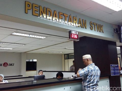  Seorang warga di loket pendaftaran STNK Samsat Polda Metro Jaya, Jumat (6/1/2017)