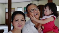 Potrait kedua orang tuanya bersama cucu tercinta. (Dok. Instagram/gadiiing)