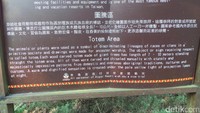Papan informasi tentang totem area bisa dibaca oleh traveler. Totem area ini terletak di dalam komplek Atayal Resort yang ada di Nantou County, Taiwan. Traveler yang penasaran bisa menuju ke sini untuk kenal lebih dekat dengan Suku Atayal (Wahyu/detikTravel)
