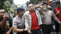 Dua orang warga yang menolak kampanye Basuki Tjahaja Purnama (Ahok) di jalan Pepaya, Jagakarsa, Jakarta Selatan diamankan polisi, Jumat (6/1/2017). Mereka adalah 2 dari 4 orang yang hari ini mencoba menghadang kampanye Ahok di wilayah tersebut.