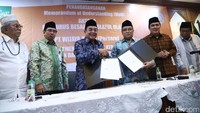 Bintang Perbowo dan Said Aqil Siradj saat berfoto bersama.