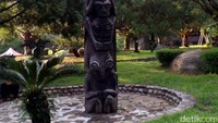 Tinggi totem ini sekitar 7-10 meter. Masing-masing totem melambangkan klan yang berbeda di dalam satu suku (Wahyu/detikTravel)