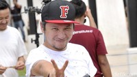 Ia tampak membawa kamera Leica yang berbeda dengan yang pernah digunakannya beberapa waktu lalu. Pool/Noel/detikFoto.