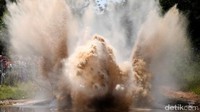 Giniel De Villiers (Afrika Selatan) melaju dalam kecepatan tinggi saat melewati genangan air di antara wilayah Asuncion dan Resistencia, Argentina (Foto: AFP PHOTO / FRANCK FIFE)