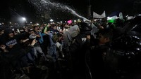 Di Mexico City sendiri, sekitar 20 orang ditangkap setelah sejumlah toko dijarah pada Rabu, 4 Januari waktu setempat. Presiden Meksiko Enrique Pena Nieto membela kenaikan harga BBM tersebut. Dikatakannya, kenaikan tersebut diperlukan mengingat adanya lonjakan harga minyak global. REUTERS/Stringer.
