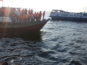KM Mutiara Sentosa I Terombang-ambing Berjam-jam, Penumpang Telantar