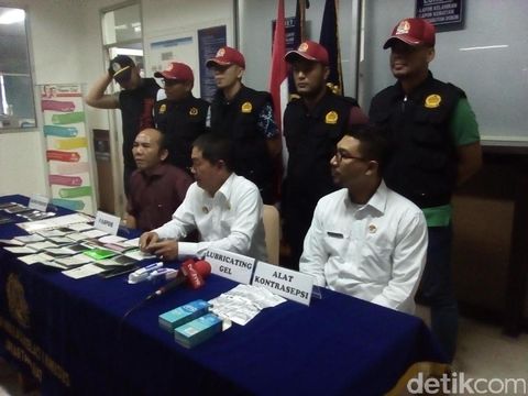  Rilis hasil razia petugas imigrasi Jakbar terhadap WNA di tempat hiburan malam, Sabtu (7/1/2017)