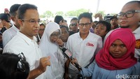 Anies dan Sandiaga memberikan keterangan pers usai menyapa warga.