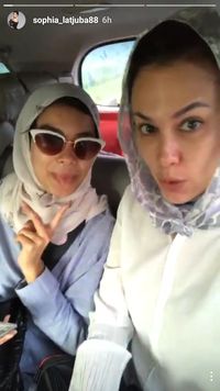 Cantiknya Sophia Latjuba dan Eva Celia Kompak Berhijab