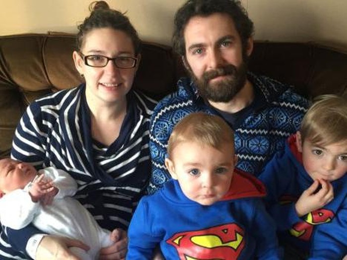 Ibu Ini Melahirkan Setelah Mobil yang Ditumpangi Menabrak Lubang